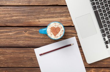 Cappuccino ve kağıt defter ile