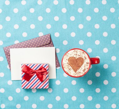 cappuccino ve hediye kutusu zarfı