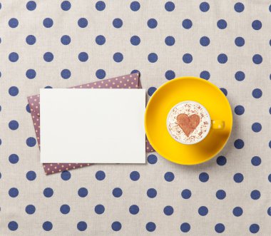 kapuçino kalp şekli ve zarf ile 