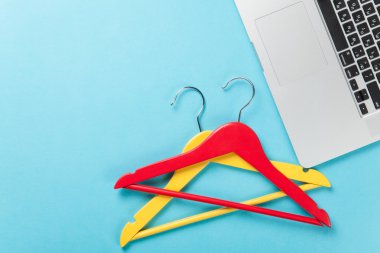 Laptop ve mavi askı