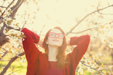 Kadın çiçeği elma ağacı bahçede