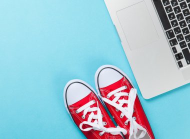 Kırmızı lastikbotlar ve dizüstü