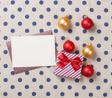 Hediye ve zarf Noel boubles ile