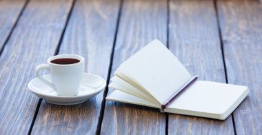 Fincan kahve ve defter kalem ile