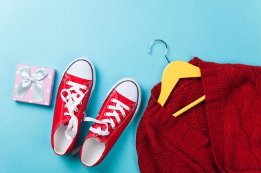 Lastikbotlar ve askı kazak ve hediye ile