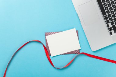 Posta ve mavi arka plan üstünde laptop