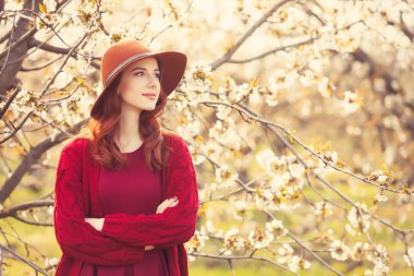 Elma ağacı bahçede kadın