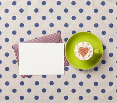 Fincan cappuccino ile ve zarf