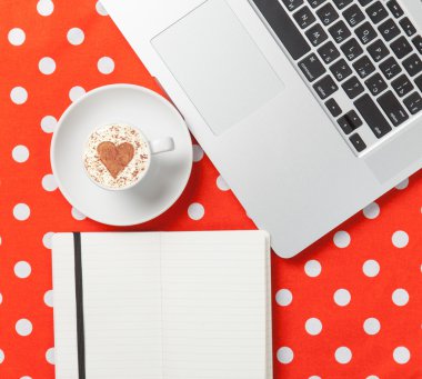 Cappuccino ve Not dizüstü yakınındaki