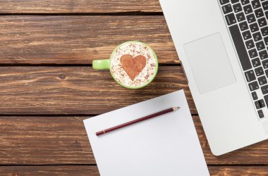 Cappuccino ve kağıt defter ile