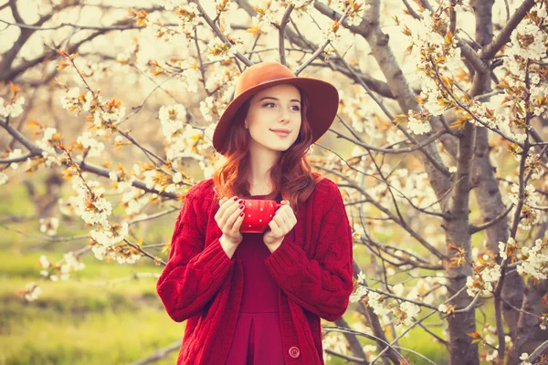 Donna in maglione rosso e cappello con coppa — Foto Stock