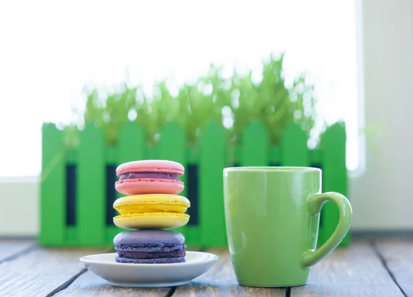 Tasse Kaffee und Macarons mit Gras — Stockfoto