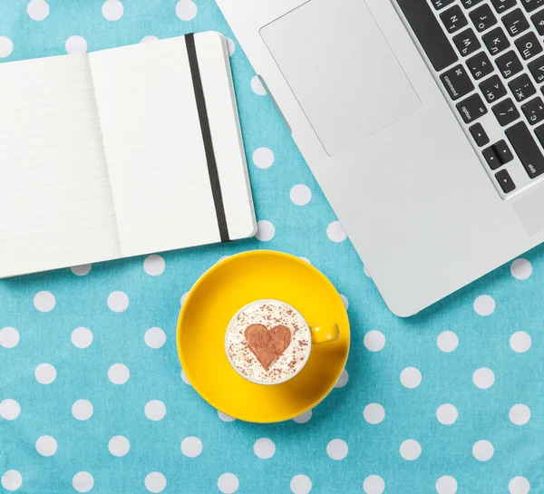 Cappuccino med hjärta form och laptop med anteckning — Stockfoto
