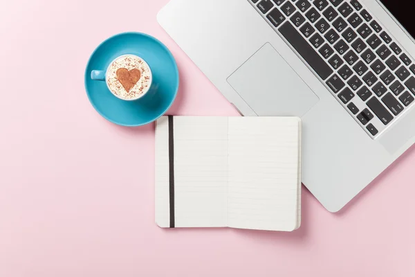 Cappuccino and note near laptop — Stock Photo, Image