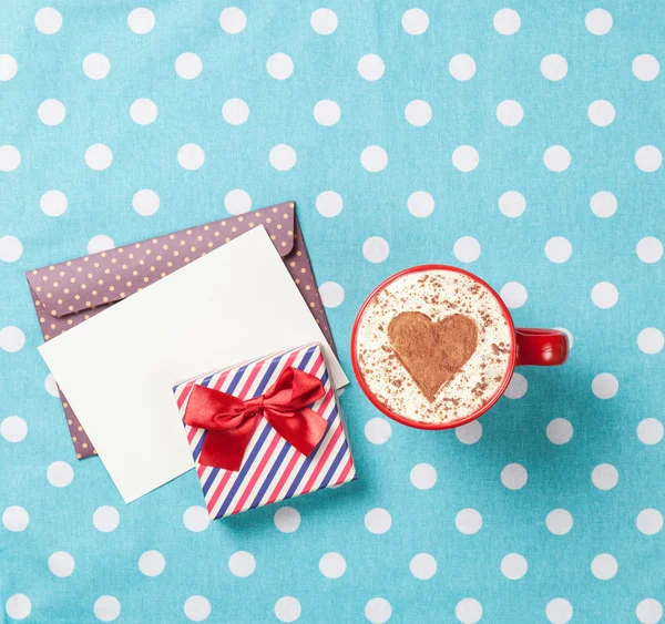 Cappuccino und Umschlag mit Geschenkbox — Stockfoto