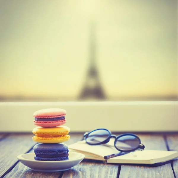 Macarrones y libreta con gafas — Foto de Stock