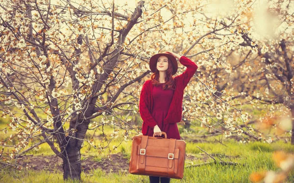 Femme en pull rouge — Photo