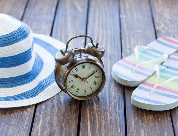 Reloj despertador y sombrero con chanclas — Foto de Stock