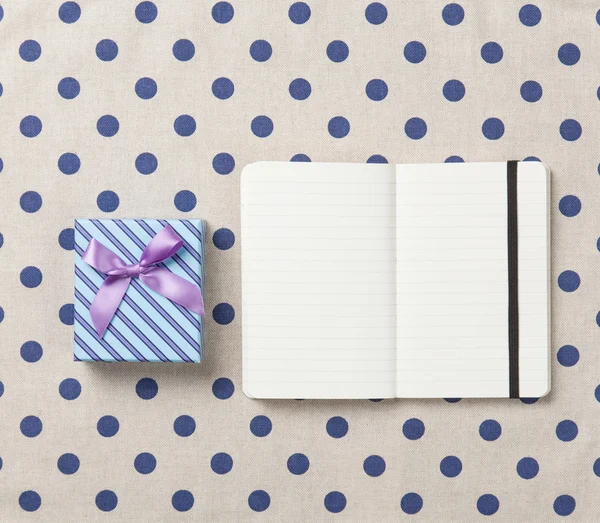 Notebook en geschenk doos — Stockfoto