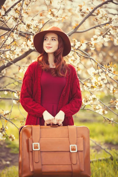 Vrouw in rode trui — Stockfoto