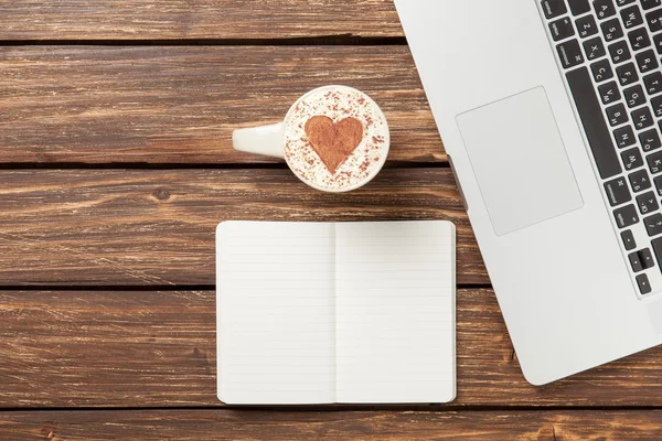 Cappuccino și notebook lângă laptop — Fotografie, imagine de stoc