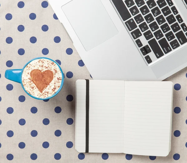 Cappuccino i Uwaga w pobliżu laptopa — Zdjęcie stockowe