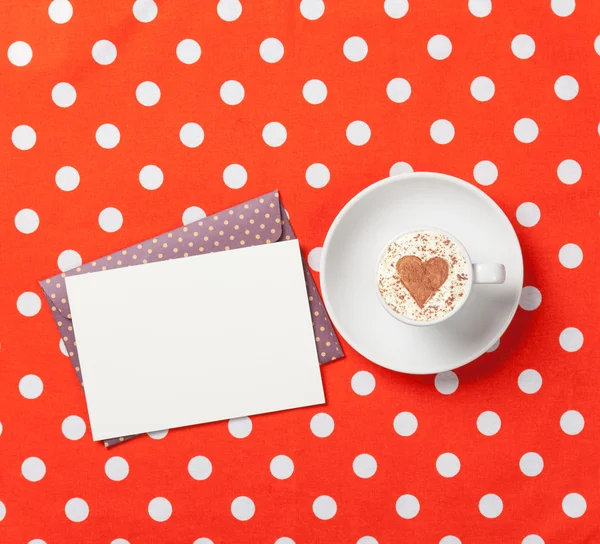 Tasse Cappuccino mit Herzform und Umschlag — Stockfoto