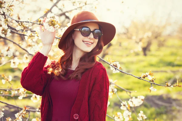 Kvinna i blossom apple träd trädgård — Stockfoto