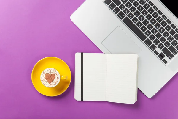 Cappuccino and note near laptop — Stock Photo, Image