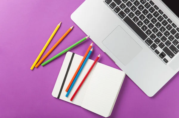 Note with laptop and pencils — Stock Photo, Image