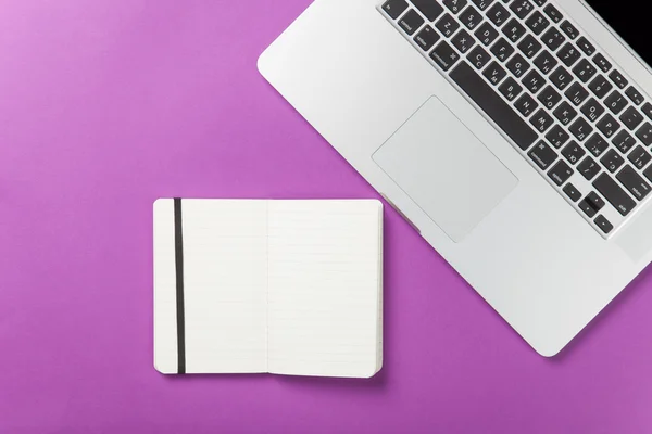 Opmerking met laptop op violet — Stockfoto