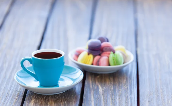 Cup of coffee and macarons — Stock Photo, Image