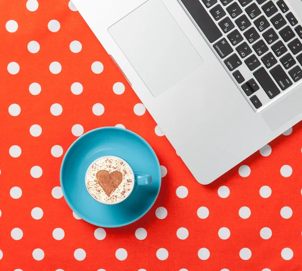 Capuchino con forma de corazón y portátil — Foto de Stock