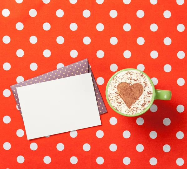 Coupe de cappuccino avec forme de coeur et enveloppe — Photo