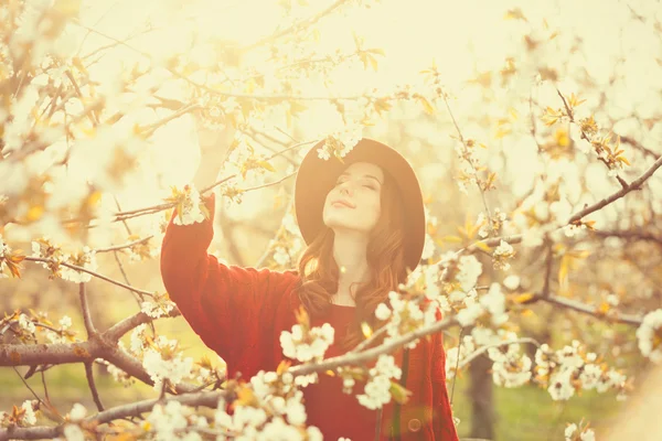 Mulher em flor macieira jardim — Fotografia de Stock