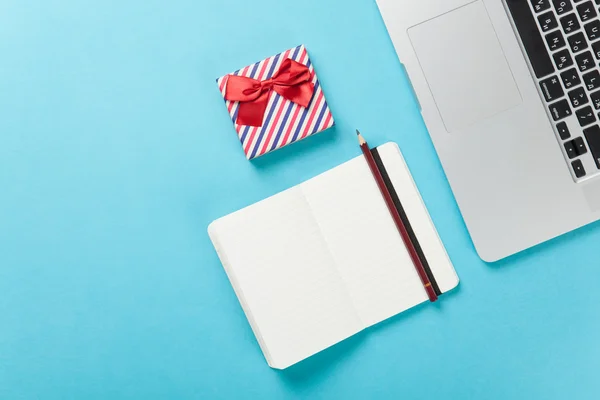 Notiz mit Geschenk und Laptop — Stockfoto