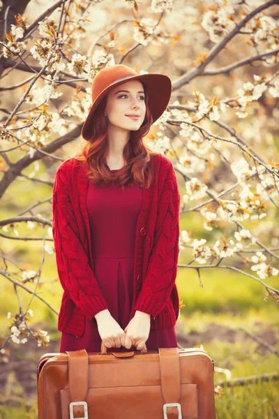 Vrouw in rode trui — Stockfoto