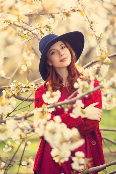 Kvinna i blossom apple träd trädgård — Stockfoto