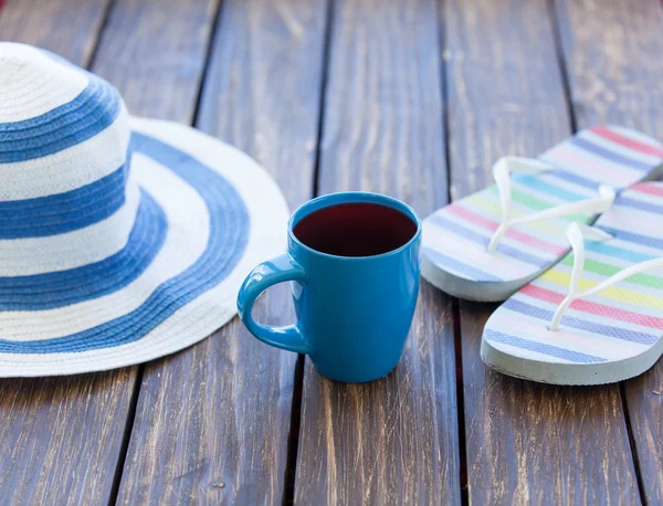 Tazza di caffè e cappello con infradito — Foto Stock