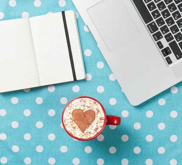 Cappuccino avec forme de coeur et ordinateur portable avec note — Photo