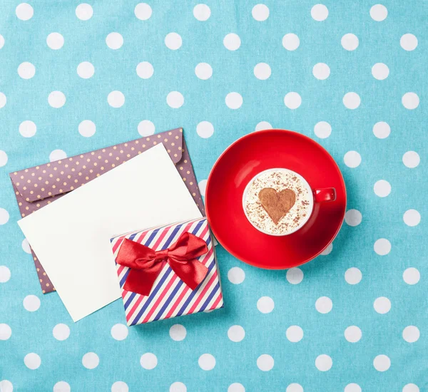 Cappuccino și plic cu cutie cadou — Fotografie, imagine de stoc