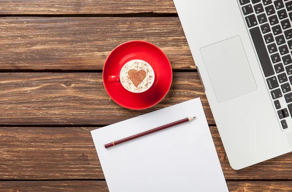 Cappuccino y papel con cuaderno — Foto de Stock