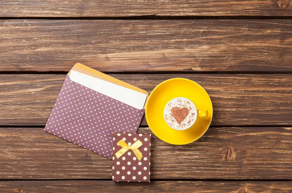 Csésze cappuccino, szív alakú és boríték — Stock Fotó
