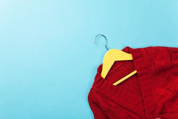 Cabide amarelo com camisola vermelha — Fotografia de Stock