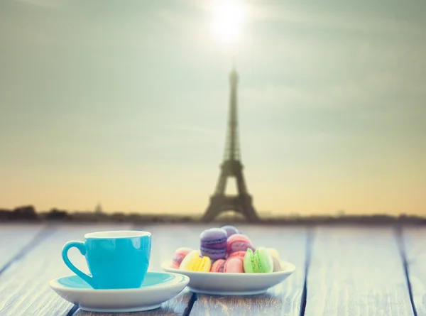 Tasse Kaffee und Macarons — Stockfoto