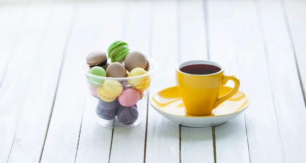 Cup of coffee and macarons — Stock Photo, Image