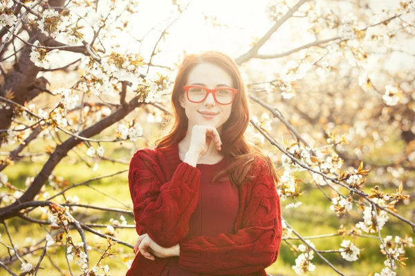 Mujer en flor huerto de manzanos — Foto de Stock