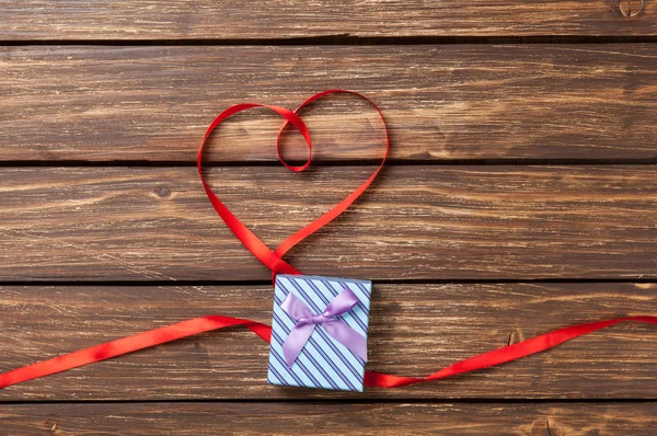 Heart shape ribbon and gift box — Stock Photo, Image