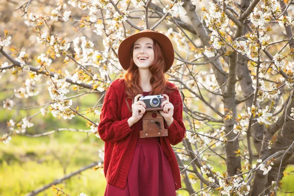 Žena v červený svetr a klobouk — Stock fotografie