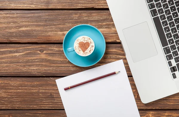 Cappuccino en papier met laptop — Stockfoto